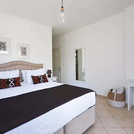 Villa Sleeps 8 Air Con Wifi Bitez