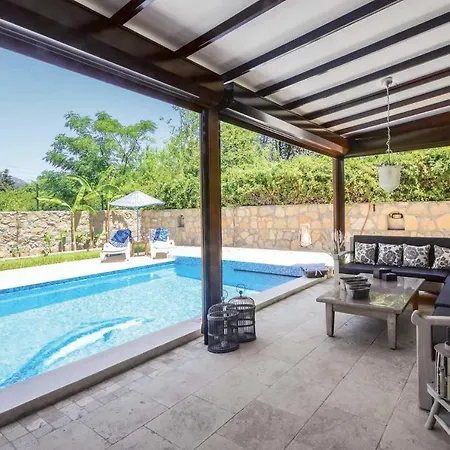 Villa Sleeps 8 Air Con Wifi *